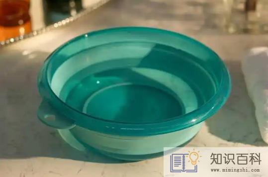 房间太热放一盆水能降温吗3